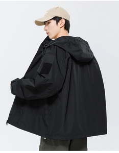 Vue arrière de la veste à capuche tactique noire imperméable avec écusson de manche