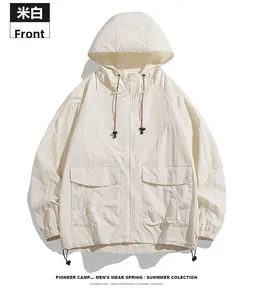 Détail d'une veste de protection solaire blanc cassé avec poches cargo en maille