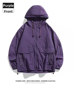 Détail de la veste de protection solaire violette avec capuche et poches cargo