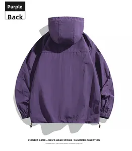 Détail de la vue arrière de la veste à capuche d'été violette avec ourlet ajustable