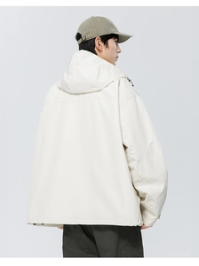 Vue arrière d'une veste à capuche homme en tissu coupe-vent et coupe décontractée