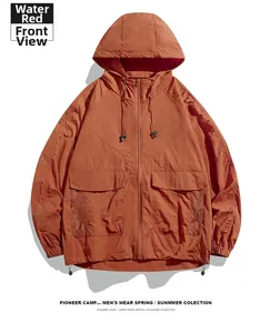 Détail de la veste de protection solaire homme rouge eau avec capuche et poches cargo