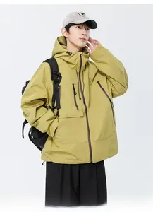 Détail de la veste technique jaune moutarde imperméable avec poches et capuche