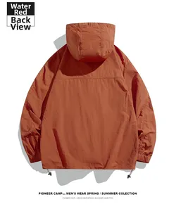Vue arrière d'une veste de protection solaire rouge pastèque légère et respirante