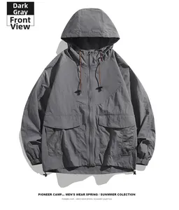 Vue à plat d'une veste de protection solaire gris foncé légère avec capuche et zip