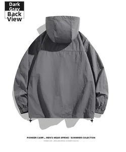 Détail de la veste anti-UV gris foncé vue arrière avec ourlet à cordon de serrage réglable