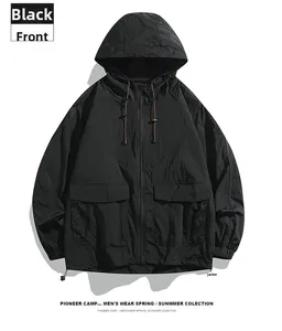 Détails d'une veste noire à capuche avec grandes poches cargo et empiècements en mesh