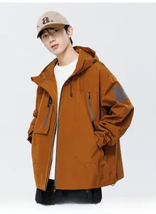 Détail de la veste technique imperméable caramel avec des poches tactiques zippées et capuche