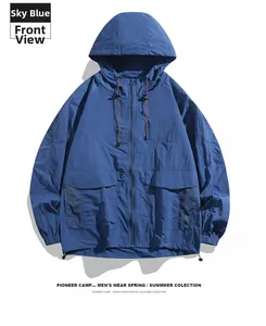 Détail de la veste de protection solaire bleu eau avec poches en filet et capuche à cordon