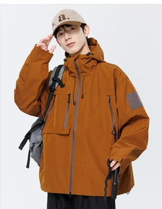 Détails des fermetures éclair étanches et de la capuche sur veste outdoor marron pour homme