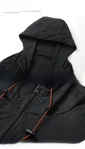 Détails de veste de protection solaire noire avec cordons réglables et fermeture éclair