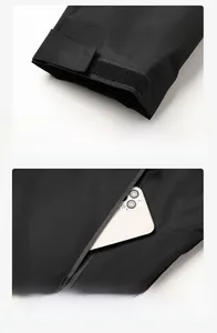Détails des poignets velcro réglables et de la poche zippée étanche sur la veste noire