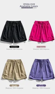Dettaglio dei pantaloncini sportivi all'aperto con vita elastica e vari colori disponibili