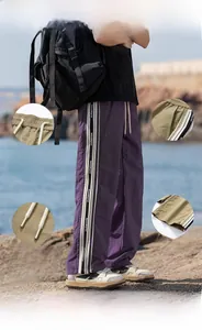 Dettaglio della vita elastica con coulisse e strisce laterali sui pantaloni casual outdoor