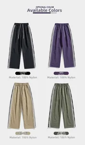 Dettagli di pantaloni in nylon in quattro colori con strisce laterali ed elastico in vita