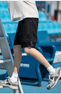 Dettaglio dei pantaloncini sportivi neri ad asciugatura rapida con tasche laterali a zip