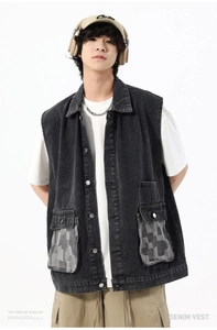 Détail d'un gilet en jean noir avec des poches cargo contrastées au motif camouflage