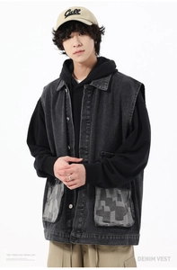 Détail du gilet en jean anthracite avec grandes poches à rabat et texture géométrique