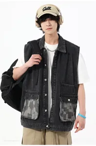 Détail de la veste en jean délavé avec poches camouflage et boutons métalliques