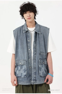Détail du gilet en jean avec poches utilitaires et texture délavée style vintage