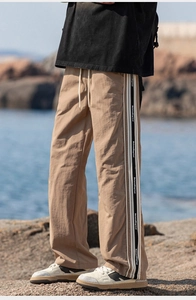 Dettaglio dei pantaloni outdoor kaki con banda laterale e coulisse regolabile in vita