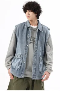 Détail d'un gilet en jean cargo à poches multiples avec boutons et texture délavée