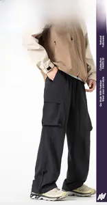 Dettaglio dei pantaloni tattici neri ad asciugatura rapida con tasche e texture softshell