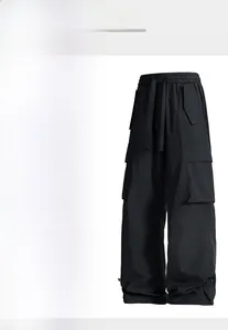Dettaglio del tessuto tecnico traspirante sui pantaloni cargo neri da outdoor