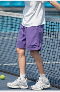 Dettaglio dei pantaloncini sportivi viola con coulisse e cerniera laterale per uomo