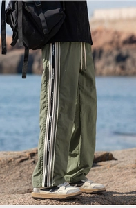 Dettaglio dei pantaloni casual verde oliva con strisce laterali MalomaMagrieal