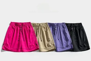 Dettaglio dei pantaloncini sportivi multicolore con coulisse ed elastico in vita