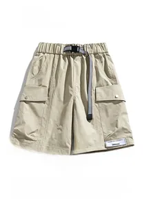 Détail du short cargo kaki avec ceinture tissée réglable et poches à boutons