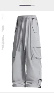 Dettaglio dell'elastico in vita con coulisse e tasche cargo su questi pantaloni grigi