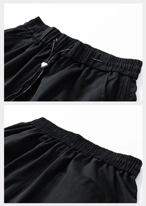 Dettaglio della vita elastica con coulisse e fibbia in metallo sui pantaloncini sportivi neri