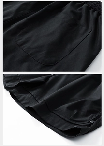 Dettagli dei pantaloncini sportivi con vita elastica e cuciture dell'orlo a strati