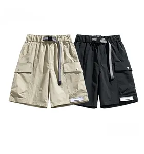 Détail de short cargo avec ceinture à boucle tactique et poches utilitaires à rabat