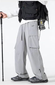 Pantaloni cargo leggeri con tasche multiple e orlo con coulisse regolabile per escursioni