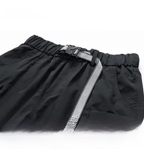 Détail du short cargo montrant la taille élastique et la ceinture à boucle damier