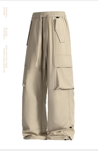 Dettaglio dei pantaloni outdoor kaki con vita elastica, coulisse e tasche cargo funzionali