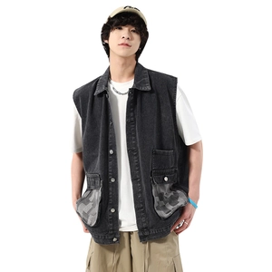 Gilet en denim gris foncé style streetwear japonais avec poches géométriques et boutons