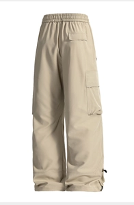 Dettaglio dei pantaloni cargo kaki con vita elastica e tasche laterali tattiche