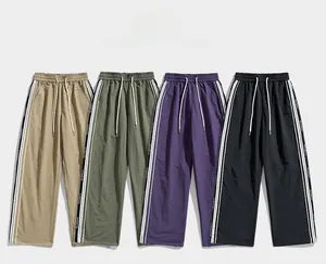 Dettaglio dei pantaloni casual in quattro colori con coulisse elastica e strisce laterali