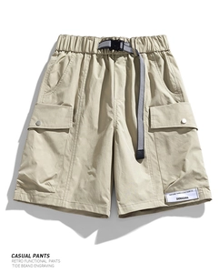 Détail du short cargo kaki avec taille élastique, ceinture et grandes poches latérales