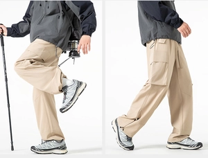 Dettaglio dei pantaloni outdoor kaki con ampie tasche cargo e orlo con coulisse regolabile