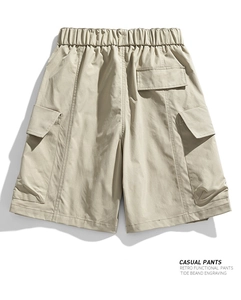 Détail du short cargo déperlant avec taille élastique à cordon et poches latérales à rabat