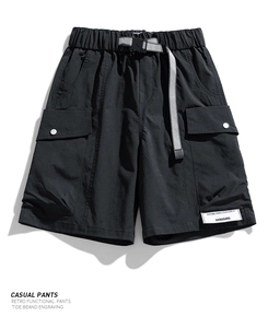 Détail du short cargo avec ceinture tactique réglable et grandes poches utilitaires