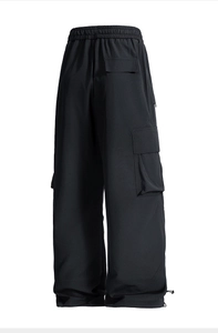 Dettaglio dei pantaloni da trekking neri con vita elastica e tasca cargo laterale
