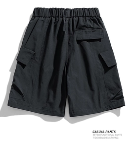 Détails du short cargo noir imperméable avec taille élastique et poches à rabat