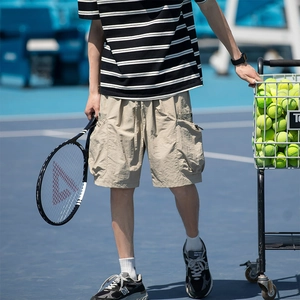 Men's khaki cargo shorts with ice-feel fabric and multi-pockets on a blue tennis court