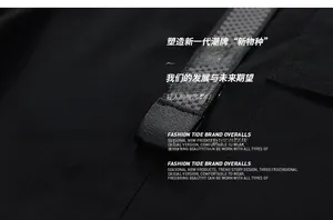 Détail rapproché de la sangle industrielle et du tissu résistant sur le short cargo noir
